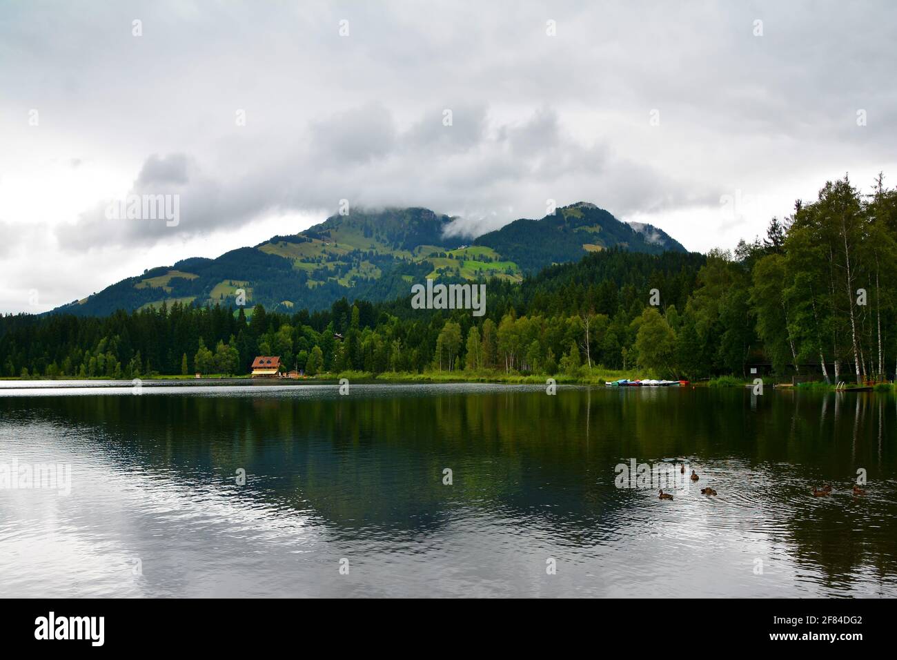 Lago di Schwarzsee - Lago Nero, lago di brughiera a ovest di Kitzbuhel lungo la strada Brixental nel cuore delle Alpi Kitzbuhel, Tirolo, Austria Foto Stock