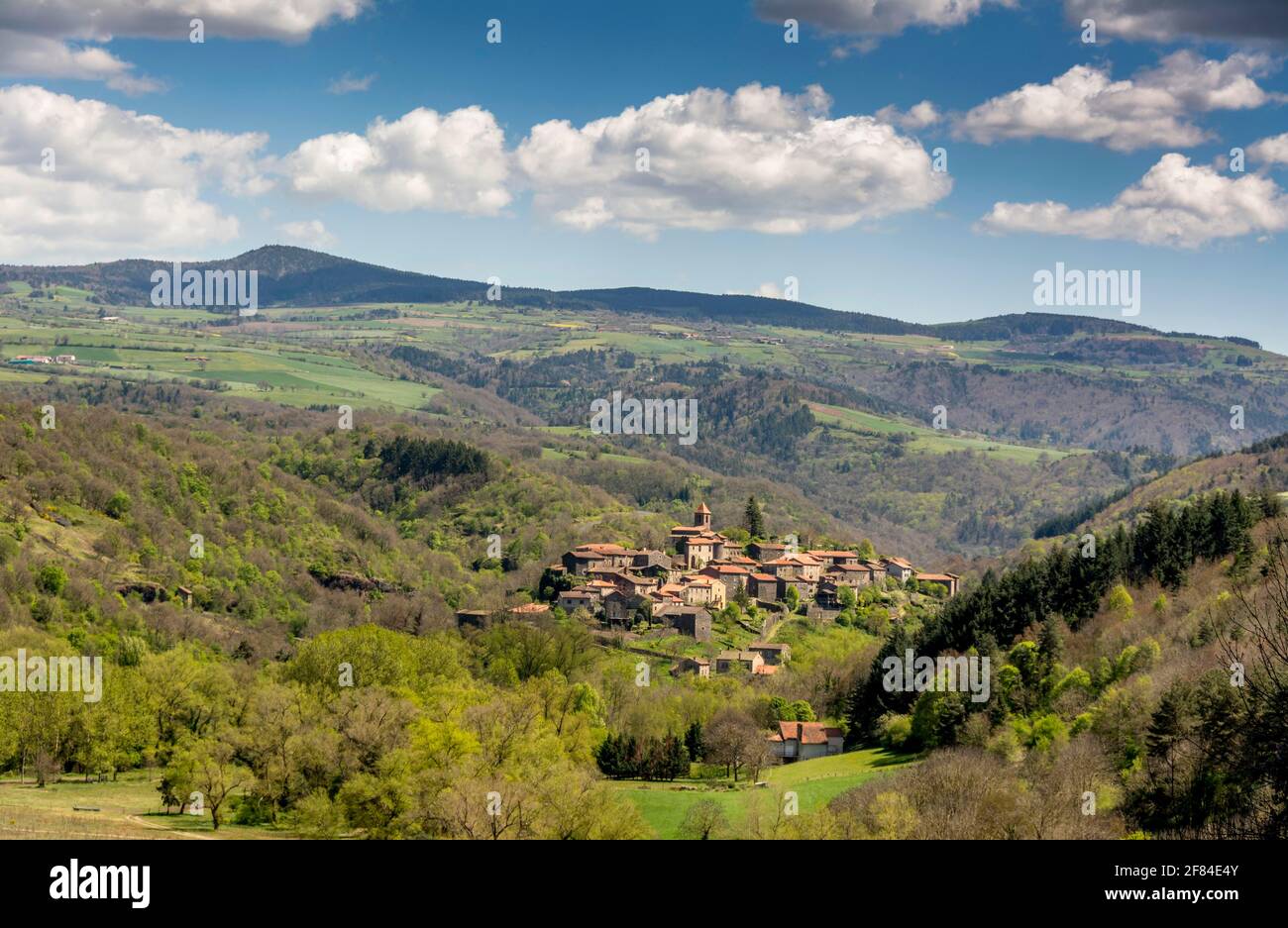 Saint Arcons villaggio nelle gole dell'Allier, Haute Loire departement, Auvergne, Francia Foto Stock