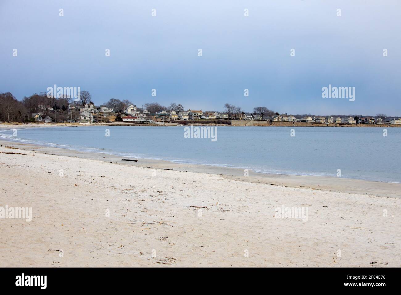 Rocky Neck state Park, spiaggia e case in lontananza Foto Stock