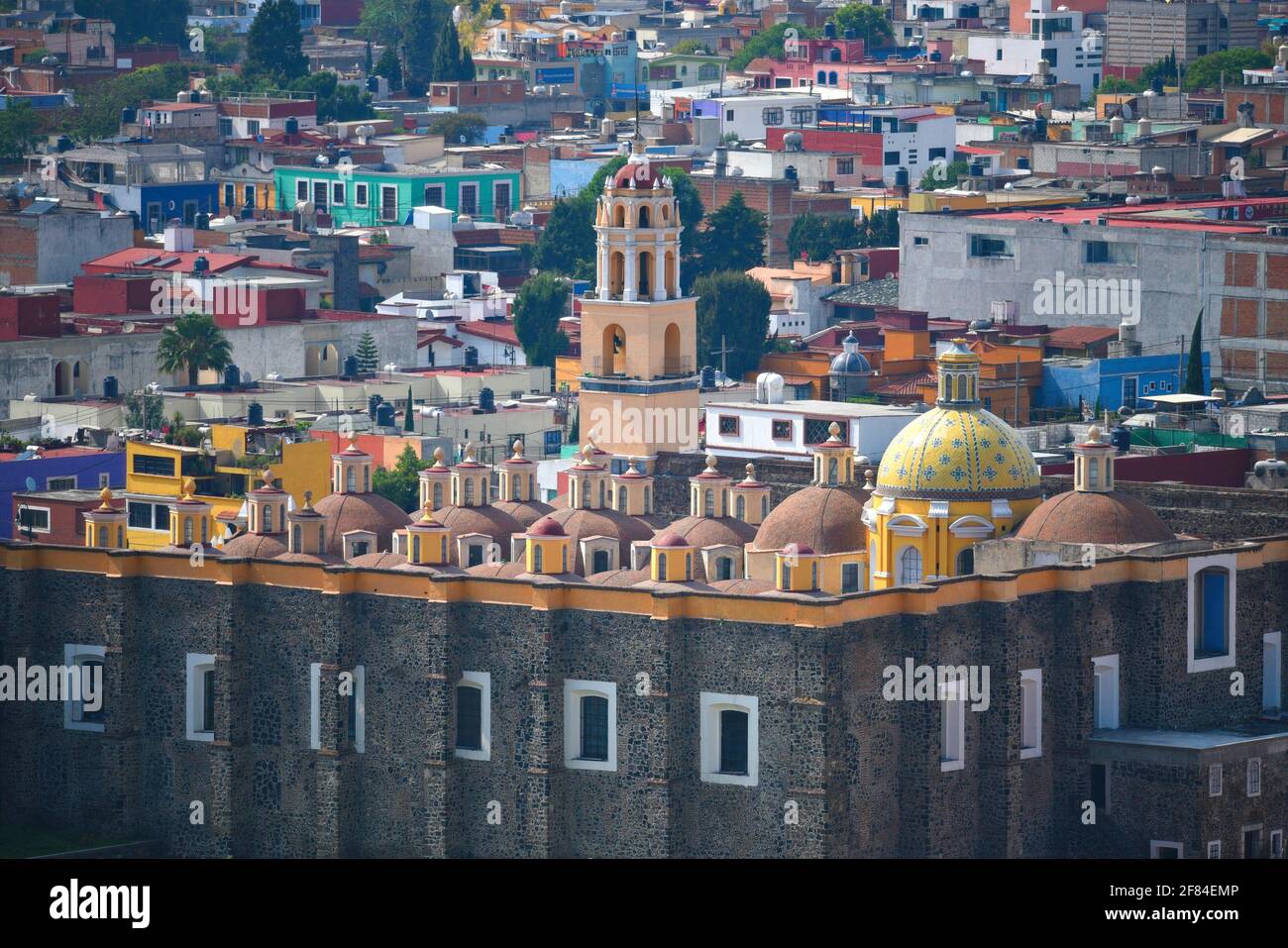 Vista panoramica della Cappella reale barocca (Capilla Real) e della colorata architettura coloniale vista dalla Grande Piramide di Cholula Puebla Messico, Foto Stock