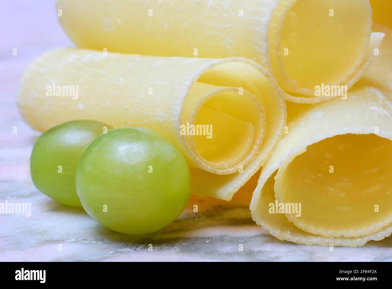 Piallato e arrotolato, a fette, formaggio alpino, formaggi stagionati, formaggi a latte crudo, Bernese Hobelkaese Foto Stock