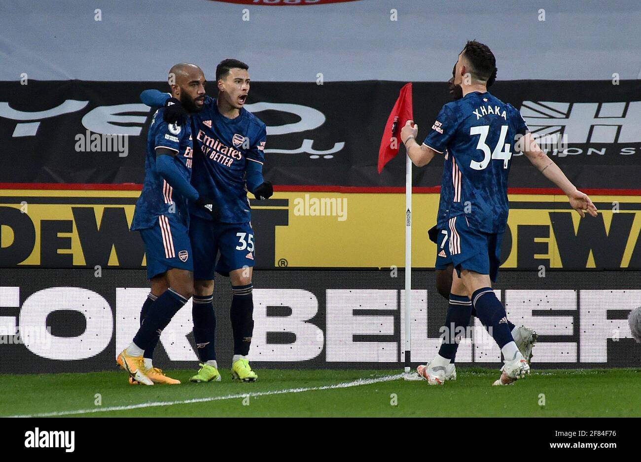 Alexandre Lacazette dell'Arsenal (a sinistra) celebra il primo gol della partita con i compagni di squadra durante la partita della Premier League a Bramall Lane, Sheffield. Data immagine: Domenica 11 aprile 2021. Foto Stock