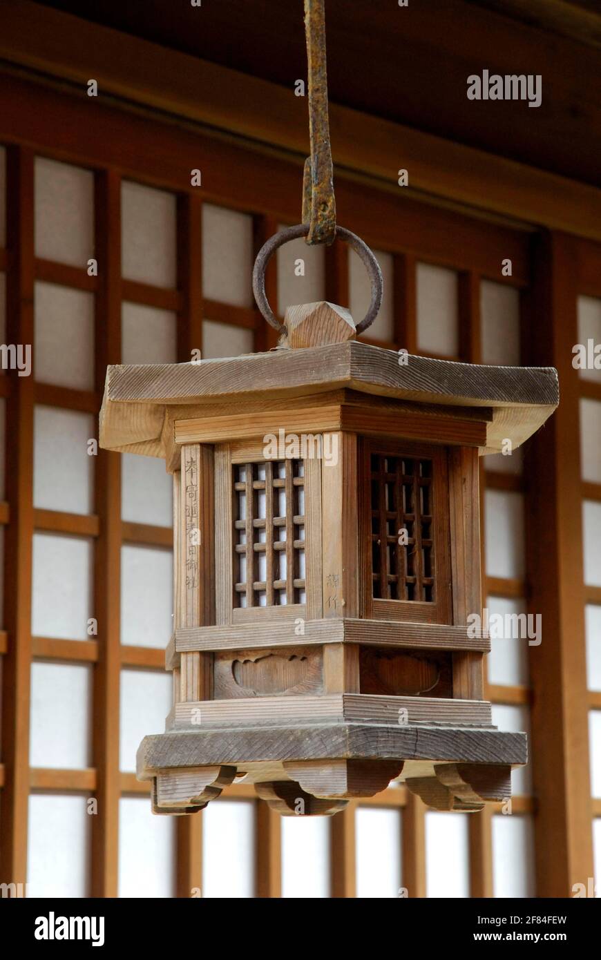 Lanterna di legno, Kasuga Taisha, santuario Kasuga, Nara, Giappone Foto Stock