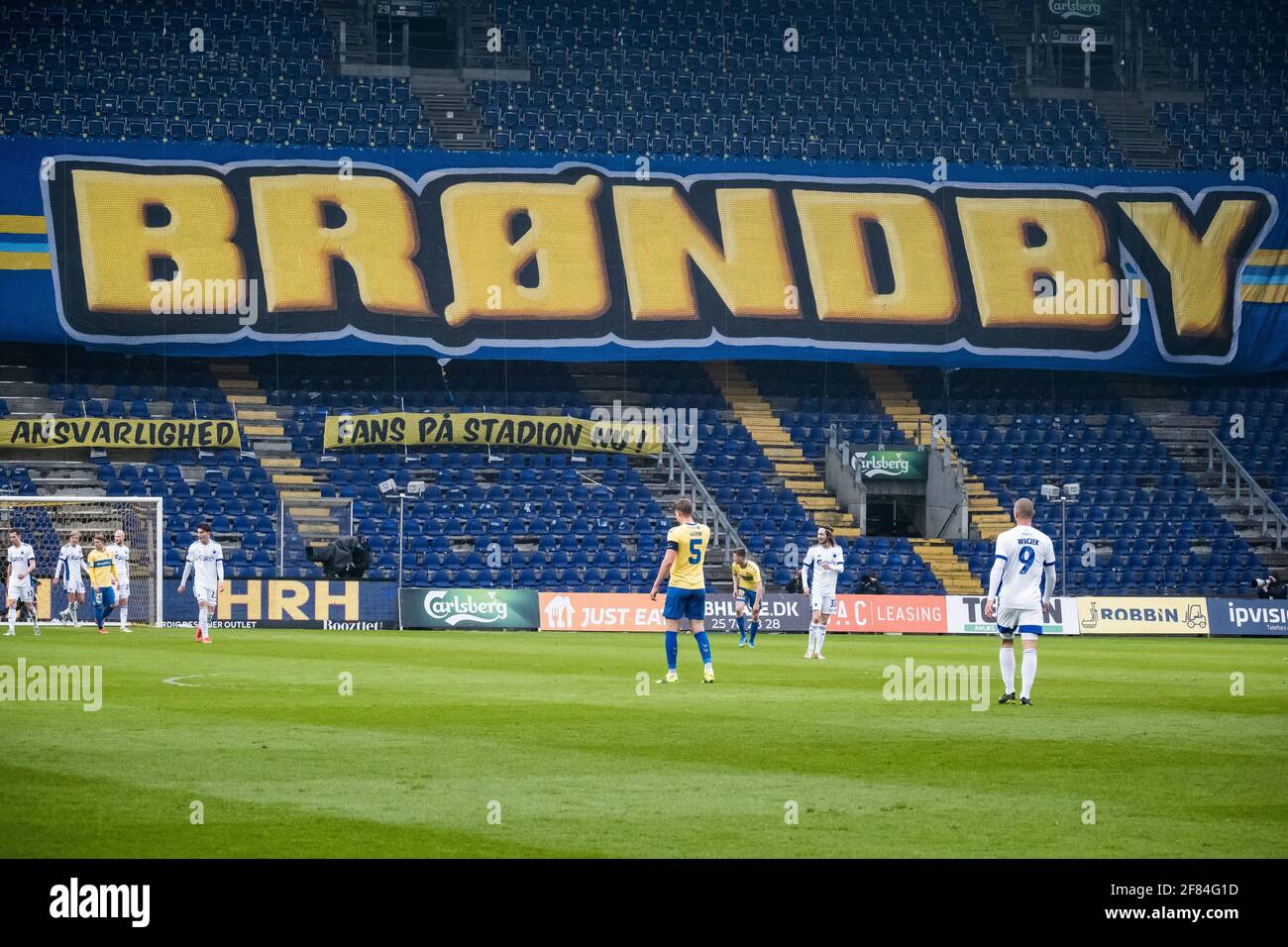 Brondby, Danimarca. 11 Apr 2021. Posti vuoti con un banner che legge 'tifosi allo stadio ora!' Visto durante la partita Superliga tra Brondby IF e FC Copenhagen al Brondby Stadium di Brondby. (Photo Credit: Gonzales Photo/Alamy Live News Foto Stock