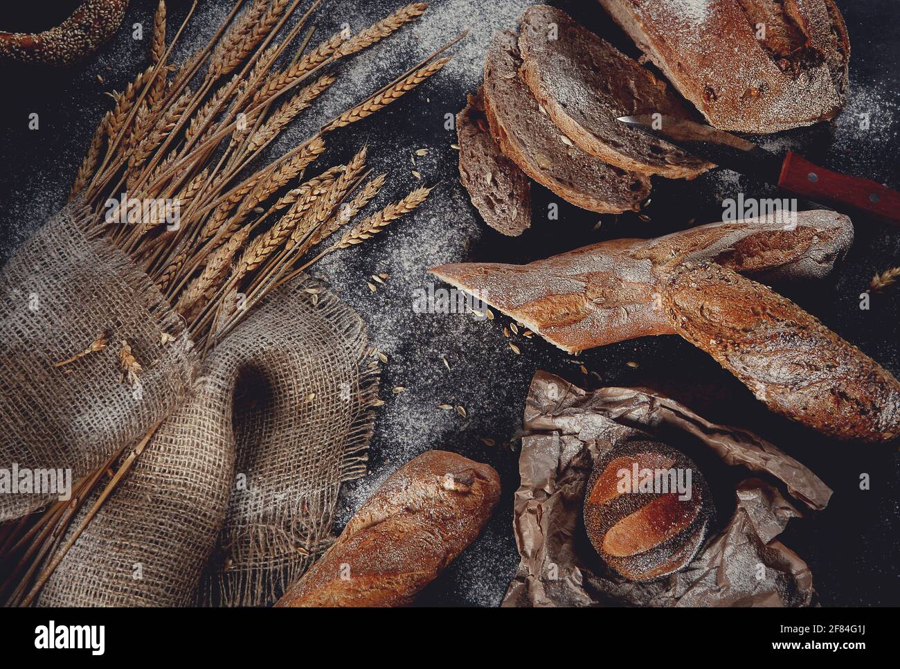 Pane misto e panini sparati dall'alto su uno sfondo nero. Foto Stock