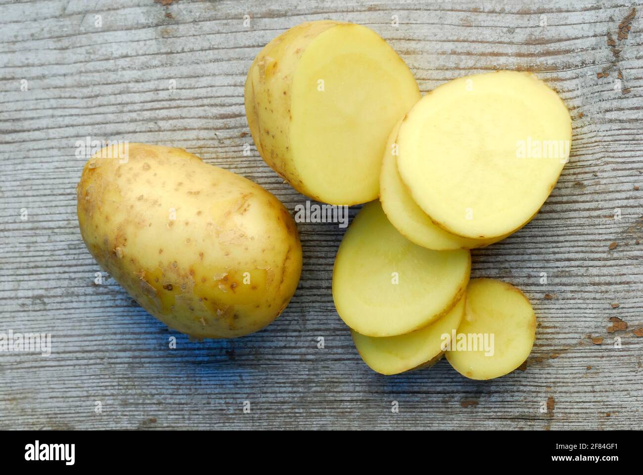 Fette di patate e patate, varietà Charlotte Foto Stock