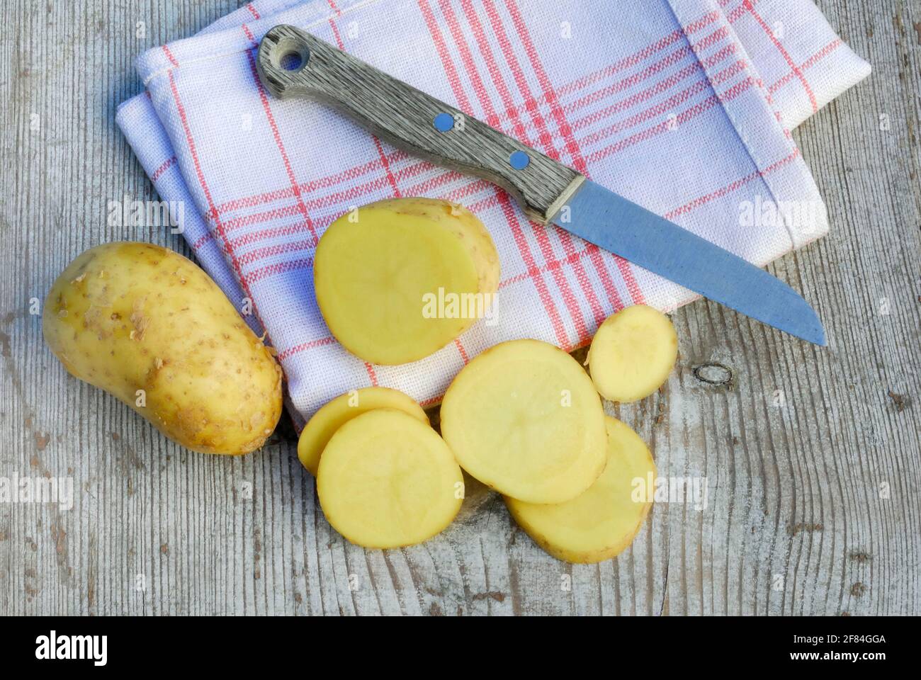 Fette di patate e patate, varietà Charlotte, coltello Foto Stock