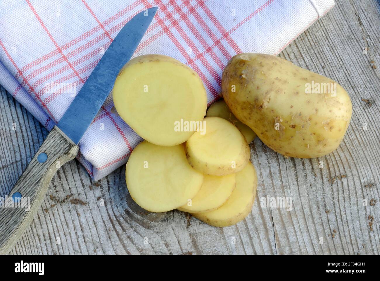 Fette di patate e patate, varietà Charlotte, coltello Foto Stock