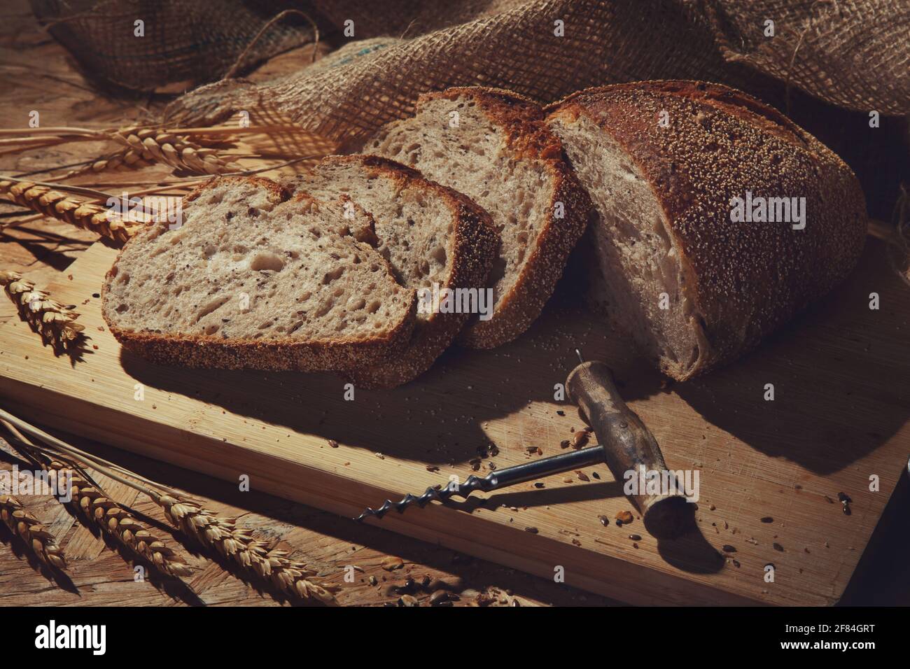 Pane rustico fatto a mano su un tavolo di legno Foto Stock Pane rustico fatto a mano su un tavolo di legno Foto Stock
