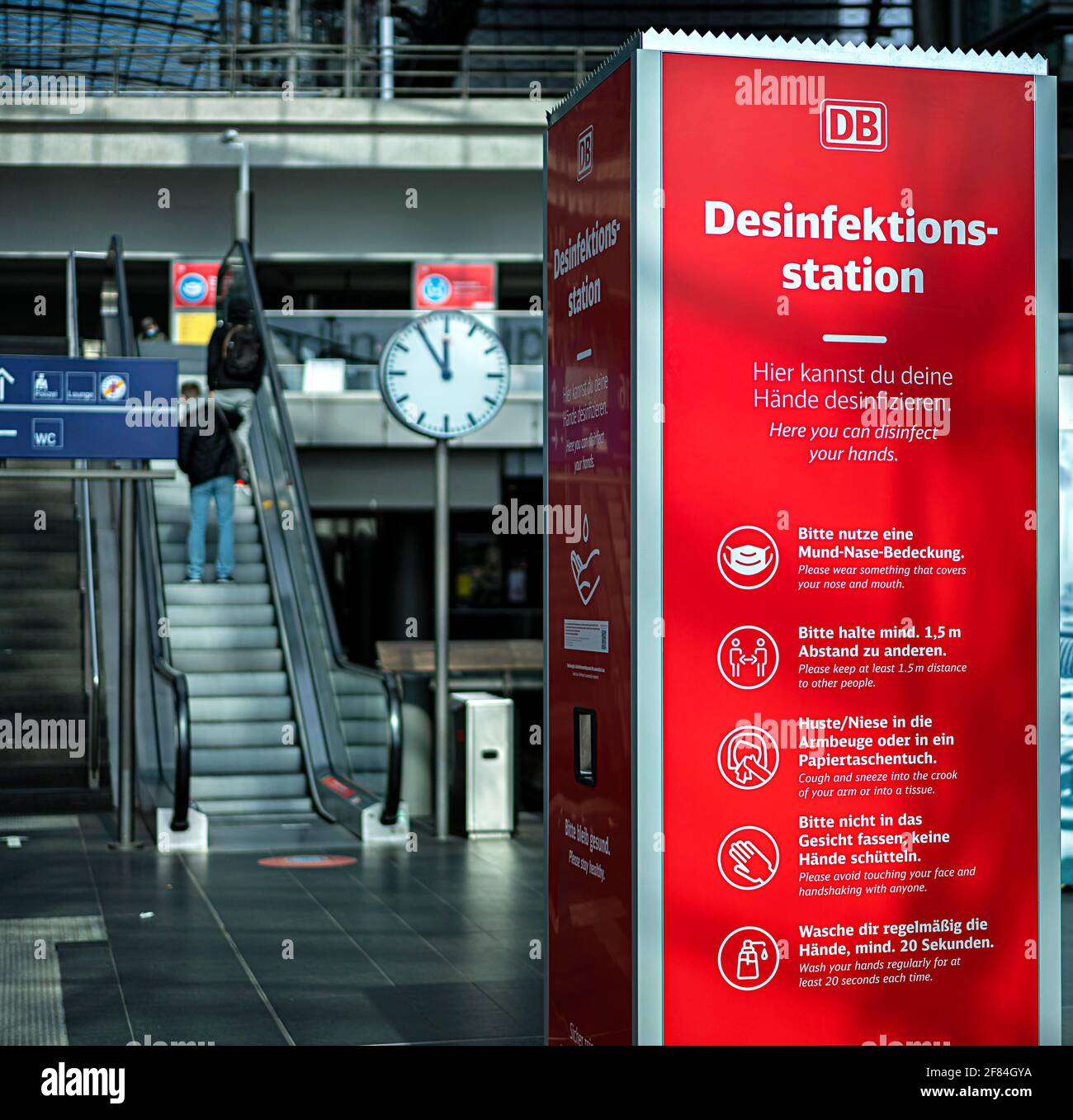 Stand di disinfezione Deutsche Bahn all'ingresso della stazione centrale di Berlino, Berlino, Germania Foto Stock