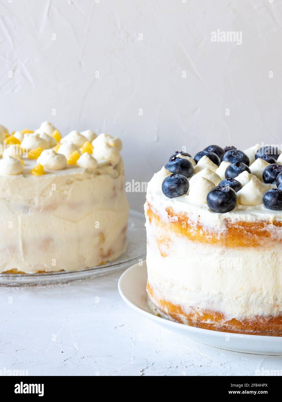 Torte di spugna Victoria al limone con crema Mascarpone e mirtilli e cagliata al limone. Foto Stock