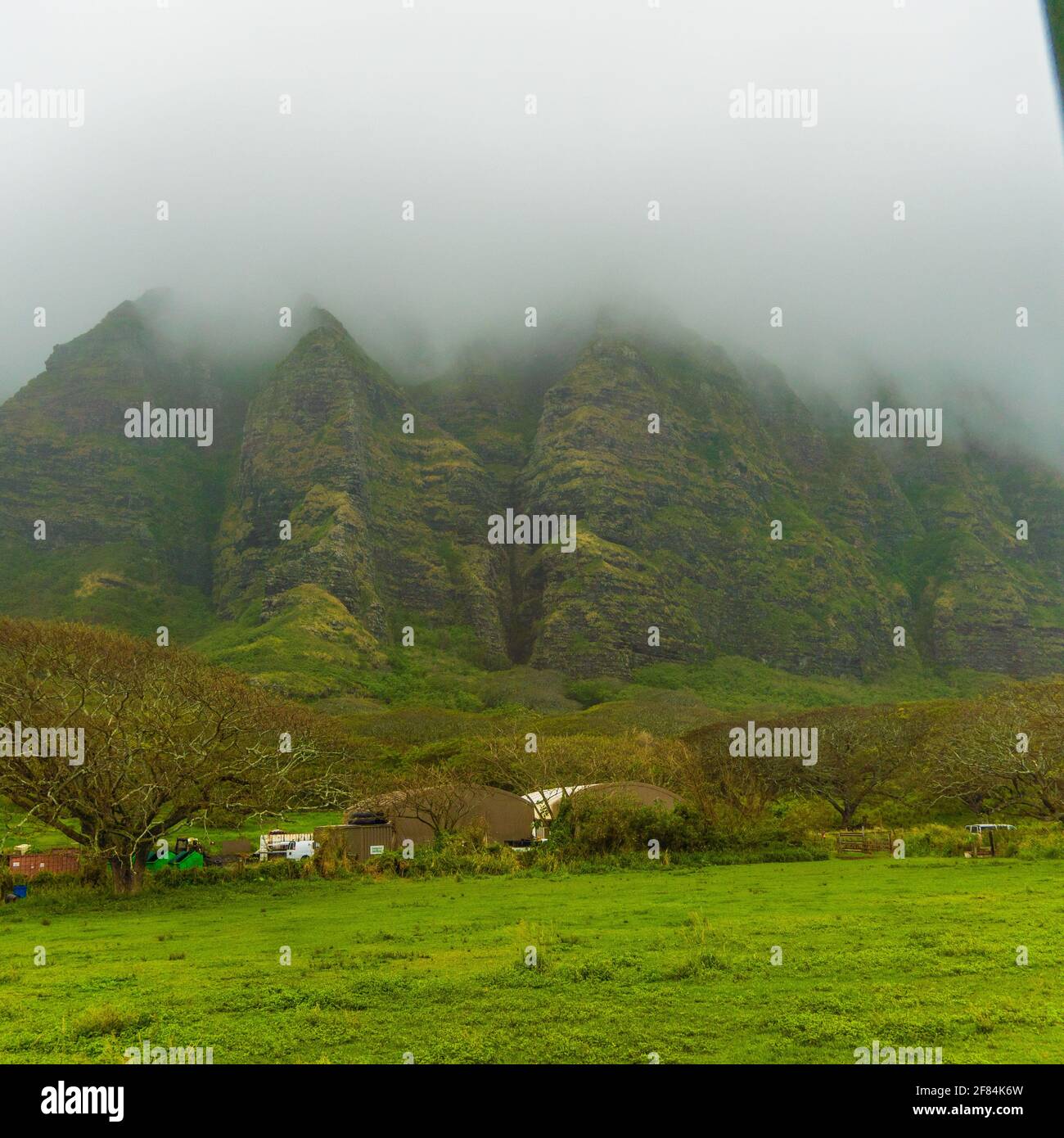 Una vista mozzafiato delle nuvole sulla catena montuosa di Kualoa sull'isola di Oahu, Hawaii Foto Stock
