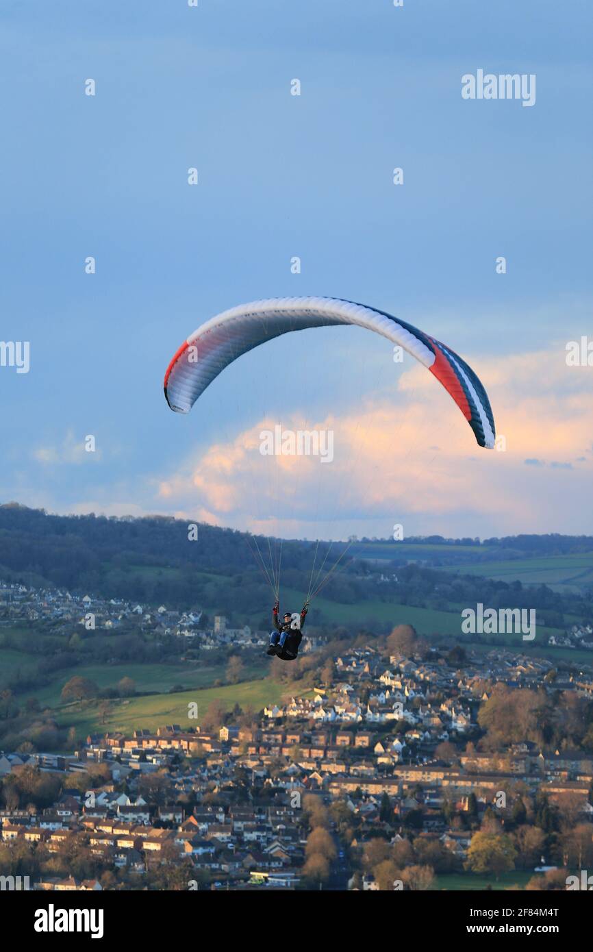 Stroud, Regno Unito, 11 aprile 2021. Regno Unito Meteo. Vento freddo come il tramonto si avvicina per i parapendio sul Selsley comune a Stroud, Gloucestershire. Credit: Gary Learmonth / Alamy Live News Foto Stock