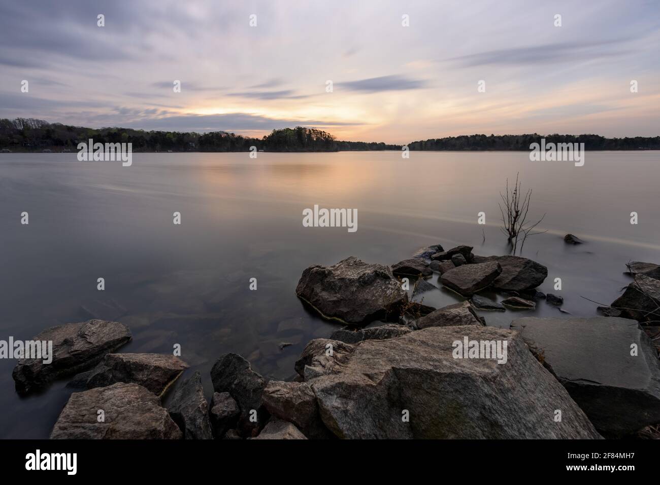 Sunrise, Lake Sidney Lanier - Hall County, Georgia. Sole che sorge sul Lago Lanier in un primo giorno di primavera. Foto Stock