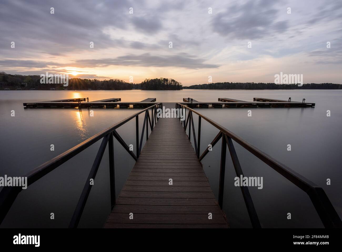 Sunrise, Lake Sidney Lanier - Hall County, Georgia. Sole che sorge sul molo delle barche a Little Hall Park sul lago Lanier. Foto Stock