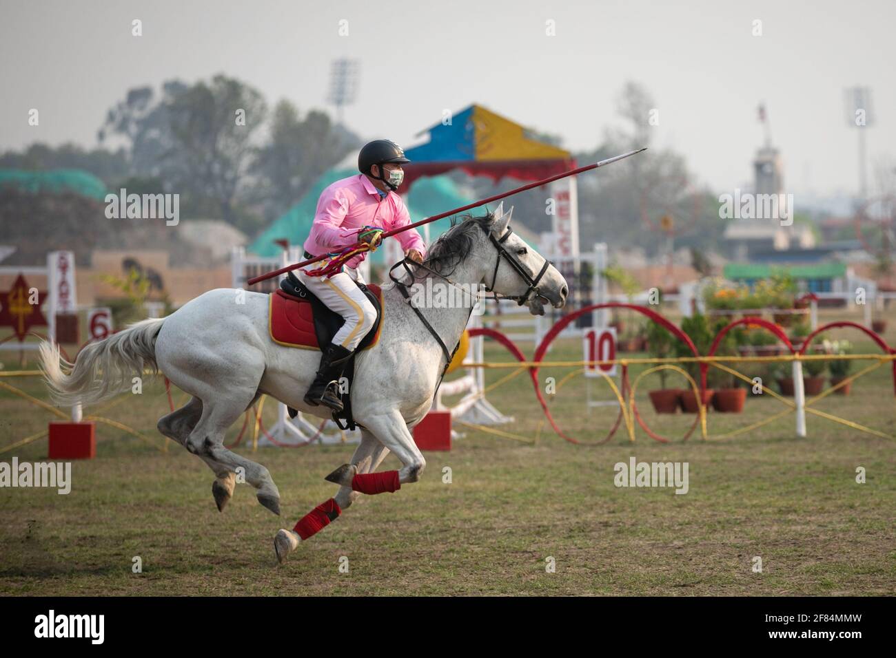 Un soldato nepalese esegue abilità di equitazione durante il festival 'Ghodejatra' Horse Race. Il 'Ghode Jatra' è un festival annuale di cavalli celebrato sui terreni di Cavalleria del Nepal a Kathmandu, che segna la sconfitta di un demone indù. Foto Stock