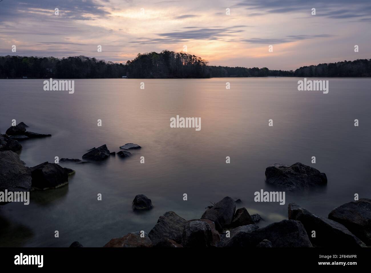 Sunrise, Lake Sidney Lanier - Hall County, Georgia. Il sole sorge sul Lago Lanier a Little Hall Park in una mattina nuvolosa di primavera. Foto Stock