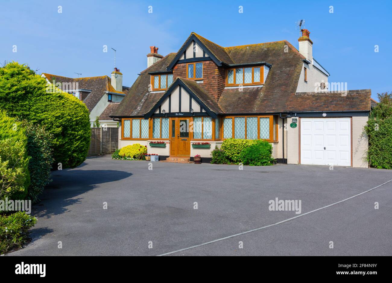 Grande casa indipendente anni '30 in stile Mock Tudor con finestre a doppi vetri, garage e grande viale in West Sussex, Inghilterra, Regno Unito. Foto Stock