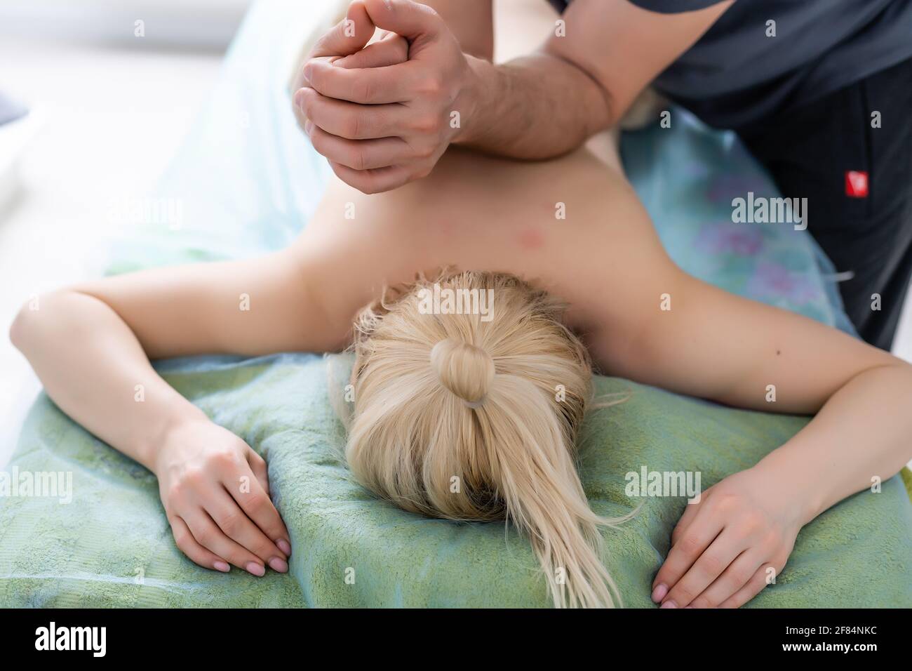 Cute chubby donna ottenere un massaggio alla schiena a casa Foto Stock