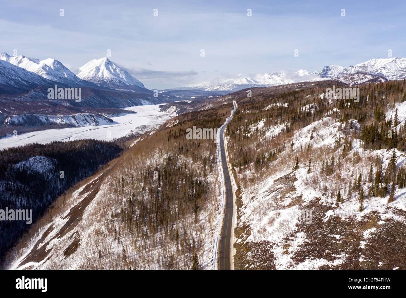 Vista aerea della Glen Highway e del fiume Frozen Matanuska vicino a Chickaloon, Alaska durante l'inverno. Foto Stock