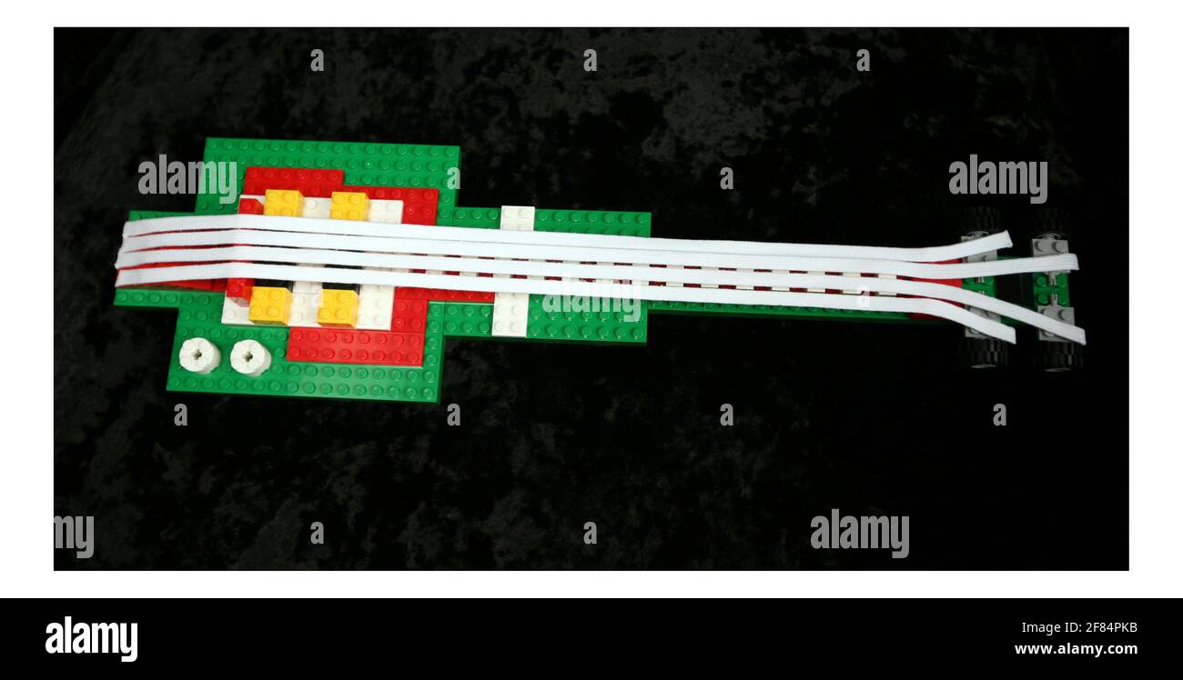 LEGO..... 'Right Said Fred' Fred (T-shirt grigia) e Richard (T-shirt rossa) Fairbrass con la loro chitarra LEGO a casa nella foto di David Sandison a Londra ovest Foto Stock