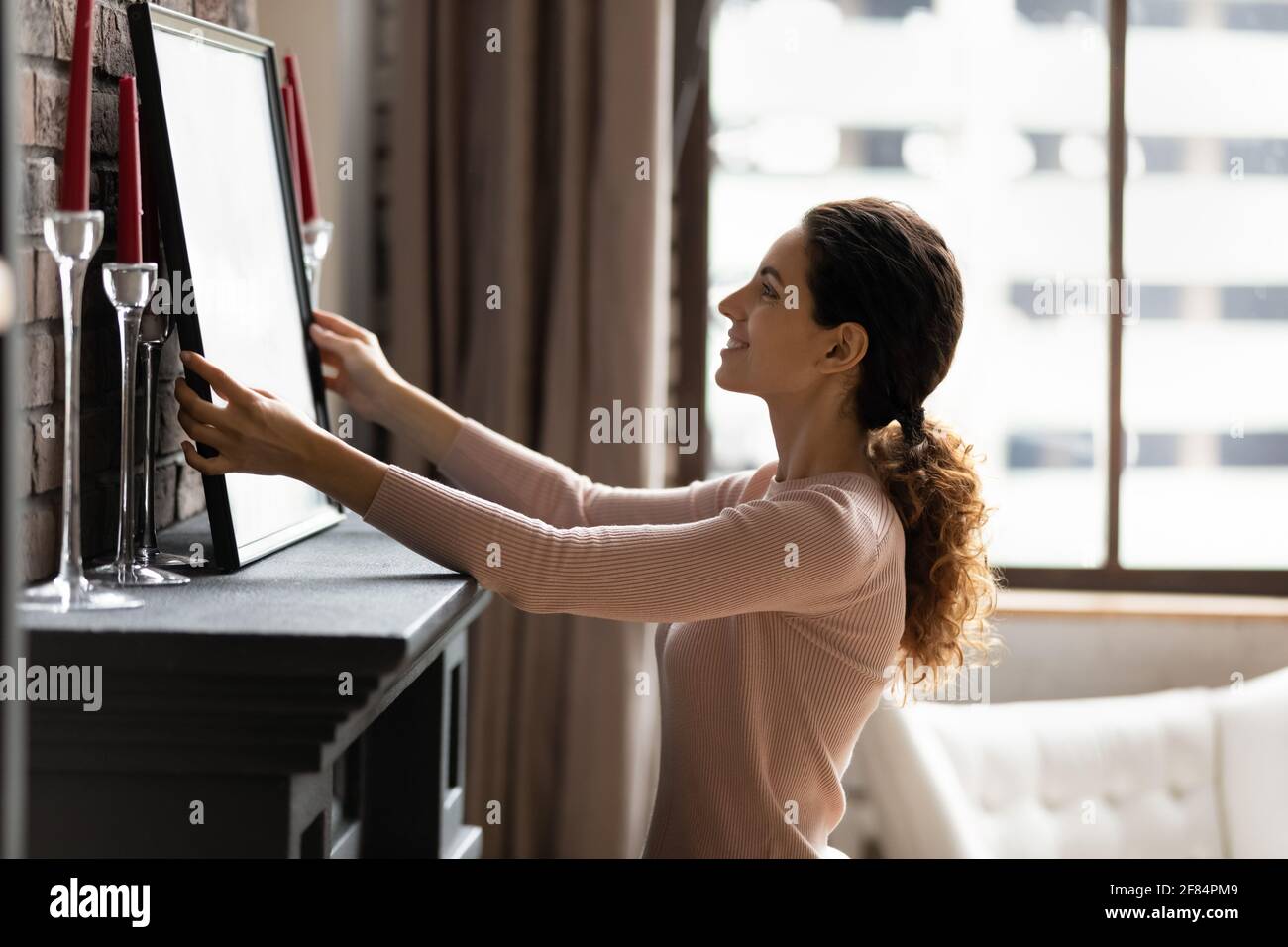 Design d'interni femminile ispirato al latino che crea stile casalingo per i clienti Foto Stock