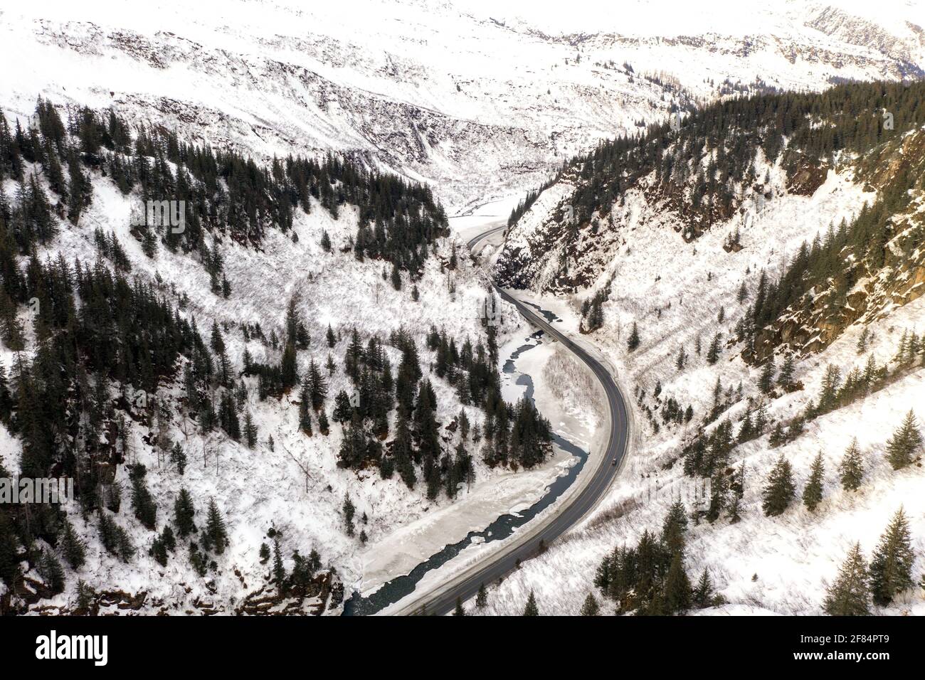 Vista aerea della Richardson Highway, del Keystone Canyon e del fiume Lowe vicino a Valdez, Alaska durante l'inverno. Foto Stock