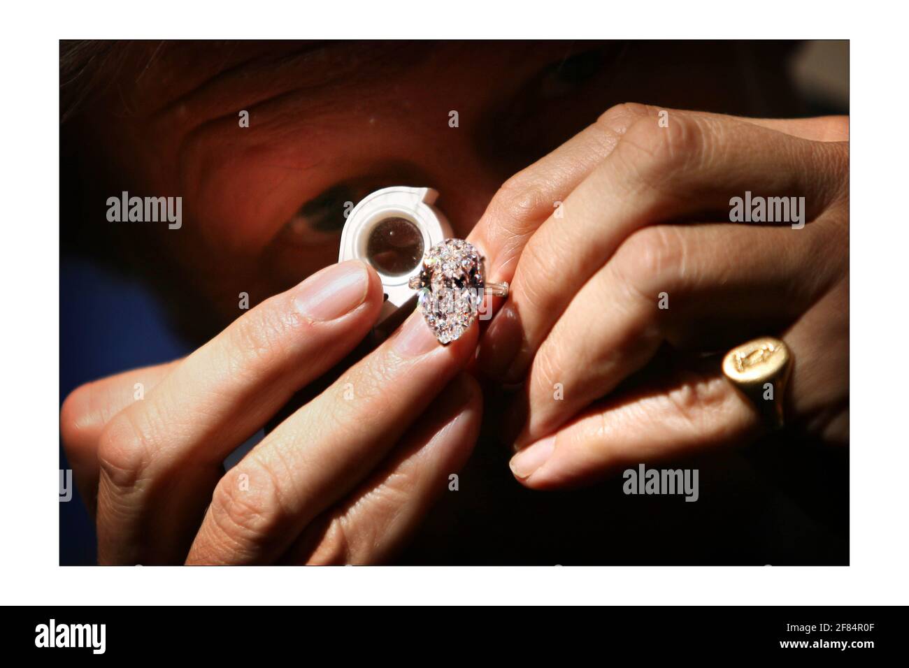 Gioielli vintage e diamanti brillano al Christie's di Londra. Una selezione dalla collezione di Christina Onassis sarà il momento culminante. Un esperto ispeziona l'anello di diamante di 14.79 carati da Harry Winston. I gioielli sono in vendita all'asta il 11 giugno. Fotografia di David Sandison The Independent Foto Stock