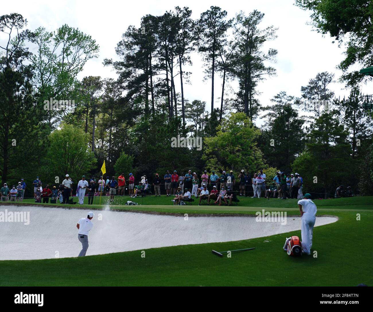 Augusta, Stati Uniti. 11 Apr 2021. Xander Schauffele esce dal bunker nella quarta buca dell'ultimo round del 2021 Masters Tournament all'Augusta National Golf Club di Augusta, Georgia, domenica 11 aprile 2021. Foto di Kevin Dietsch/UPI Credit: UPI/Alamy Live News Foto Stock