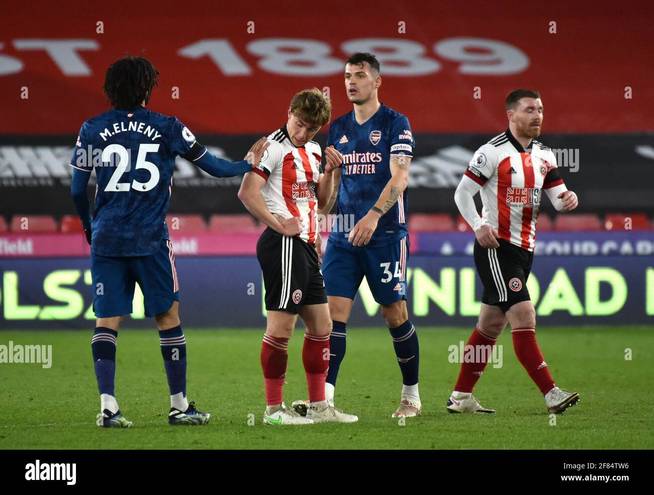 I giocatori scuotono le mani dopo la partita della Premier League a Bramall Lane, Sheffield. Data immagine: Domenica 11 aprile 2021. Foto Stock