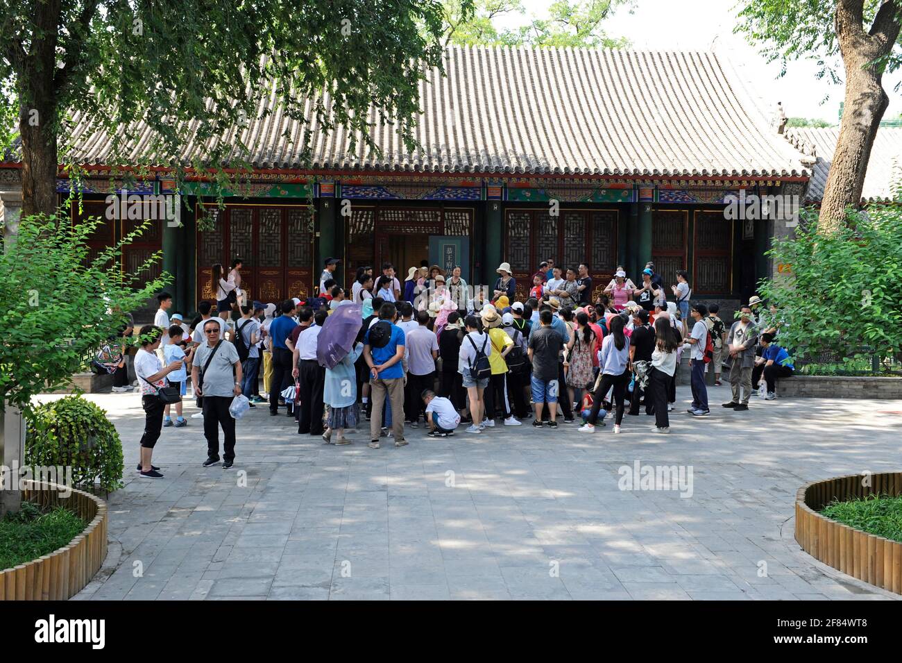 Un gruppo di tour visita il giardino del Principe Gong nell'area di Houhai di Pechino, Cina Foto Stock