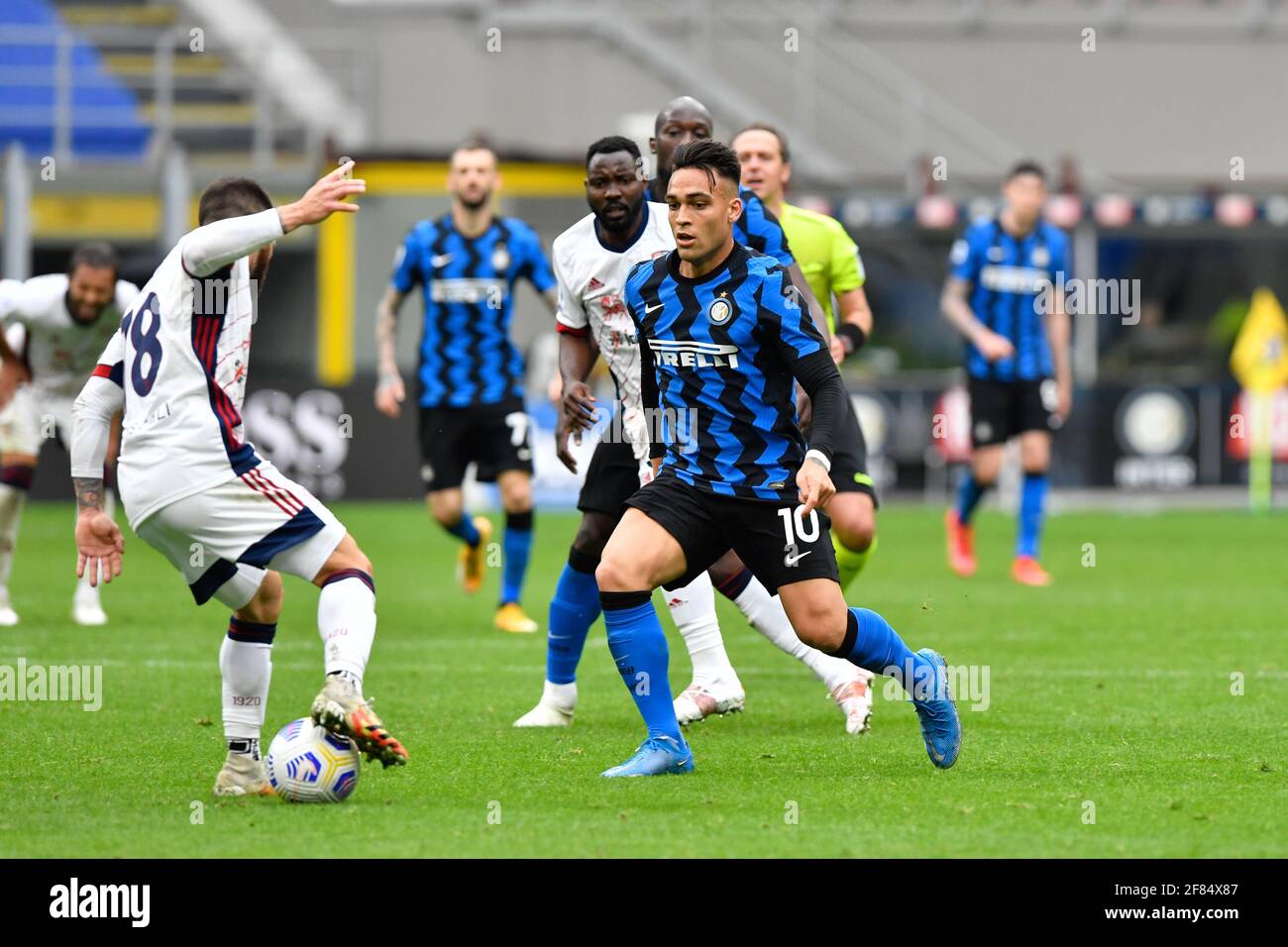 Milano, Italia. 11 Apr 2021. Lautaro Martínez (10) di Inter Milan ha visto durante la serie UNA partita tra Inter Milan e Cagliari Calcio al San Siro di Milano. (Photo Credit: Gonzales Photo/Alamy Live News Foto Stock