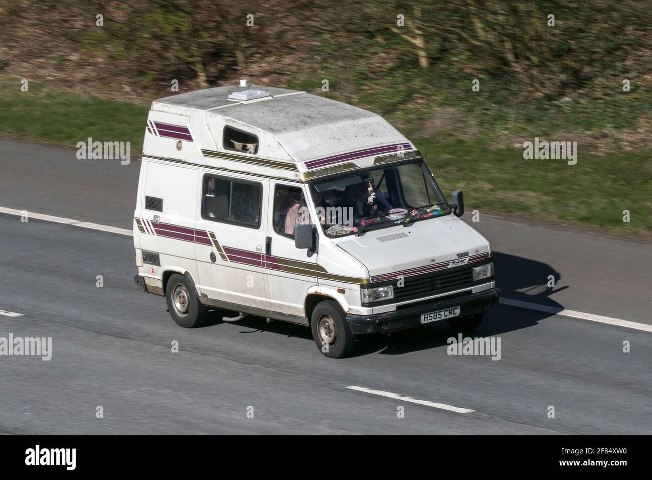 1991 90s Talbot Express 1300 D beige LCV 2498cc furgone da pannello che guida sull'autostrada M6, Caravan Motorhomes, camper sulle strade della Gran Bretagna, Regno Unito Foto Stock