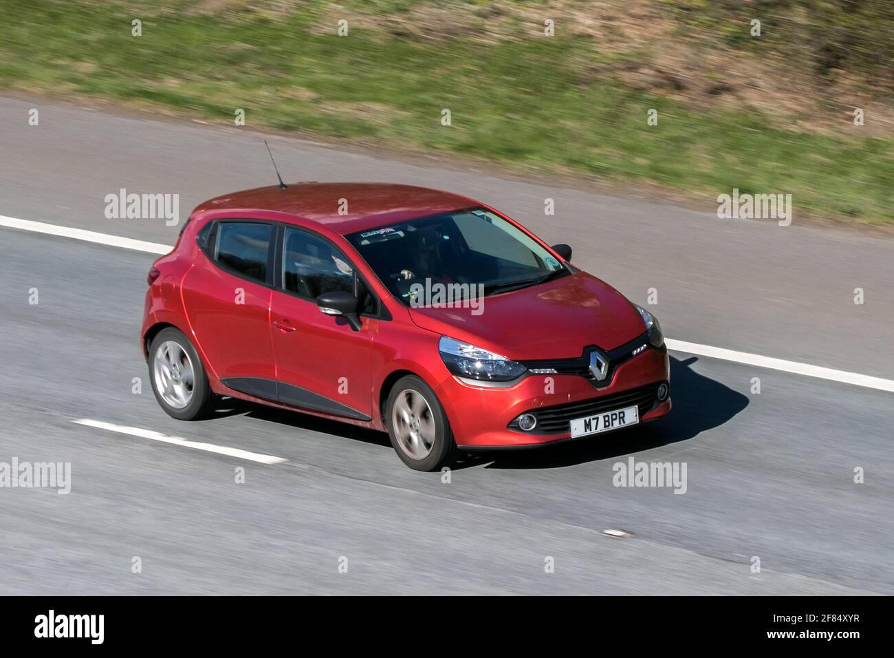 2016 rosso Renault Clio Play 16Vl 1149cc benzina berlina; guida sulla M6 autostrada vicino Preston a Lancashire, Regno Unito. Foto Stock