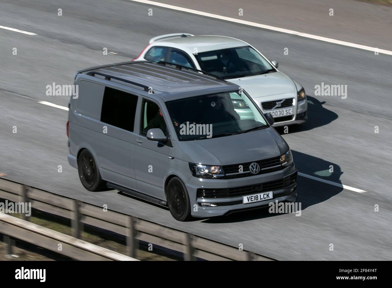 2018 VW Volkswagen Transporter T26 Stin TDI guida sull'autostrada M6 vicino Preston a Lancashire, Regno Unito. Foto Stock