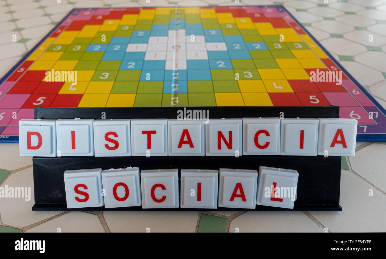 Un tabellone di gioco con la frase "Distancia social-Social Distancing" che raffigura La strategia contro Covid Foto Stock