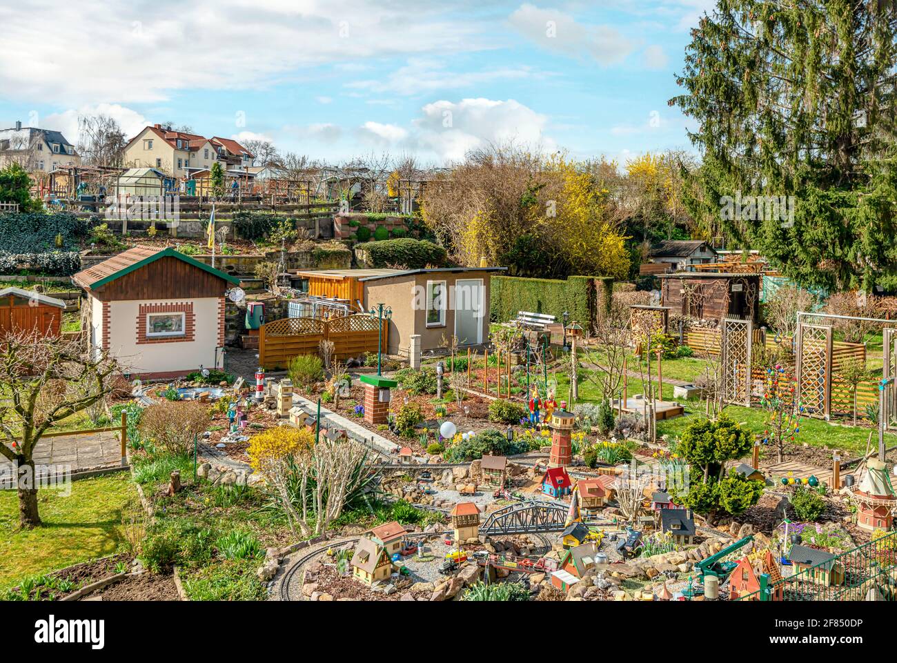 Garden Railway in un giardino di assegnazione tedesco a primavera, Dresda, Sassonia, Germania Foto Stock