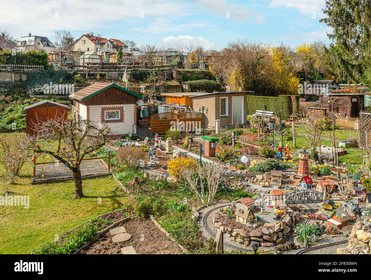 Garden Railway in un giardino di assegnazione tedesco a primavera, Dresda, Sassonia, Germania Foto Stock