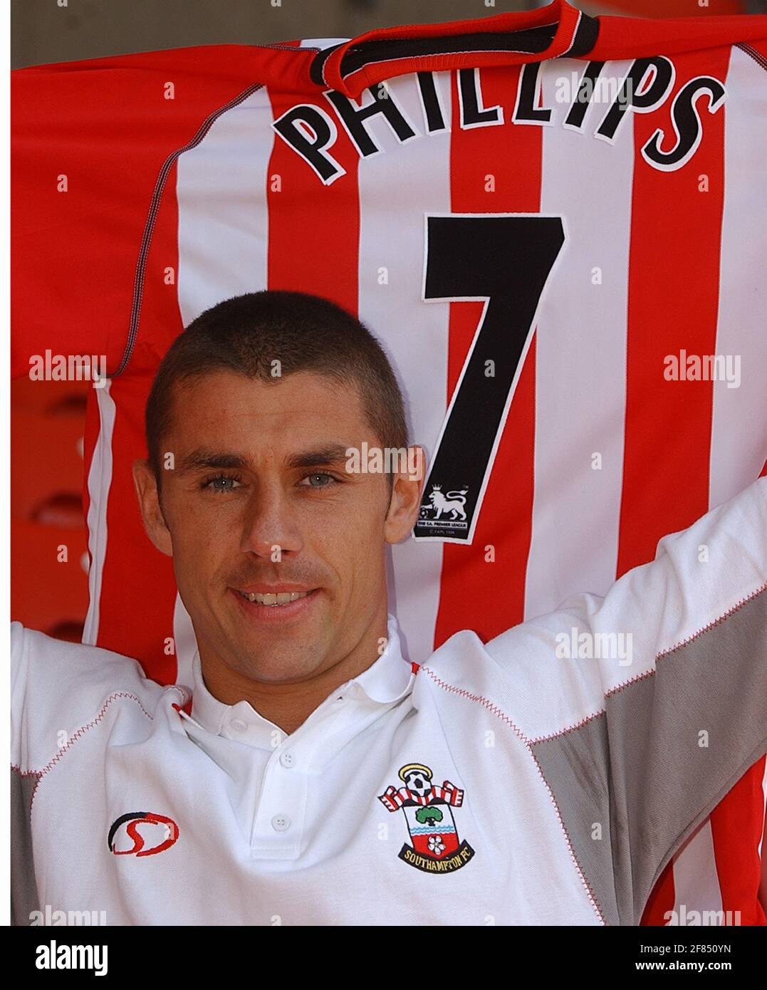 KEVIN PHILLIPS FIRMA PER SOUTHAMPTON. PIC MIKE WALKER, 2003 Foto Stock