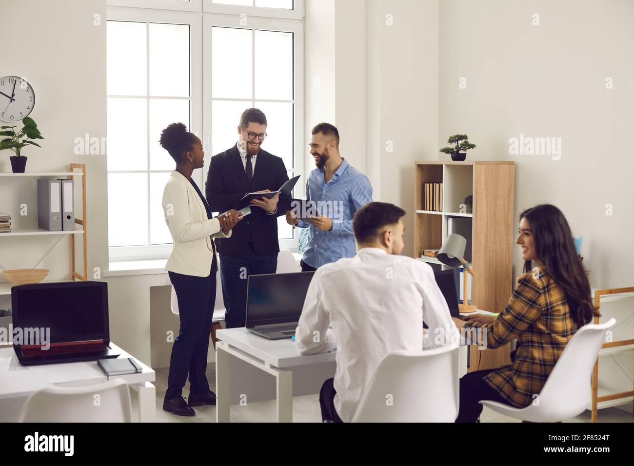 Felici persone creative di affari che lavorano insieme in ufficio aziendale o. spazio di lavoro Foto Stock