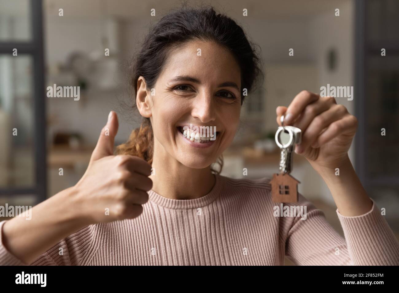 Cliente femminile soddisfatto parlare bene di servizio di agenzia immobiliare Foto Stock