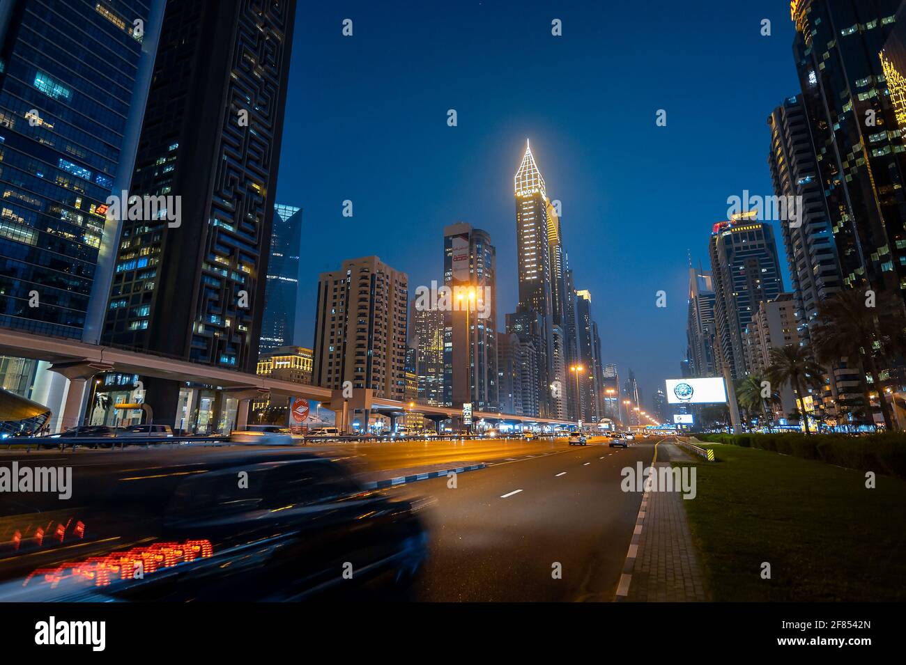 Dubai, Emirati Arabi Uniti - 31 marzo 2021: Centro di Dubai moderno skyline sopra Sheikh Zayed strada sulle autostrade più trafficate negli Emirati Arabi Uniti all'ora blu Foto Stock