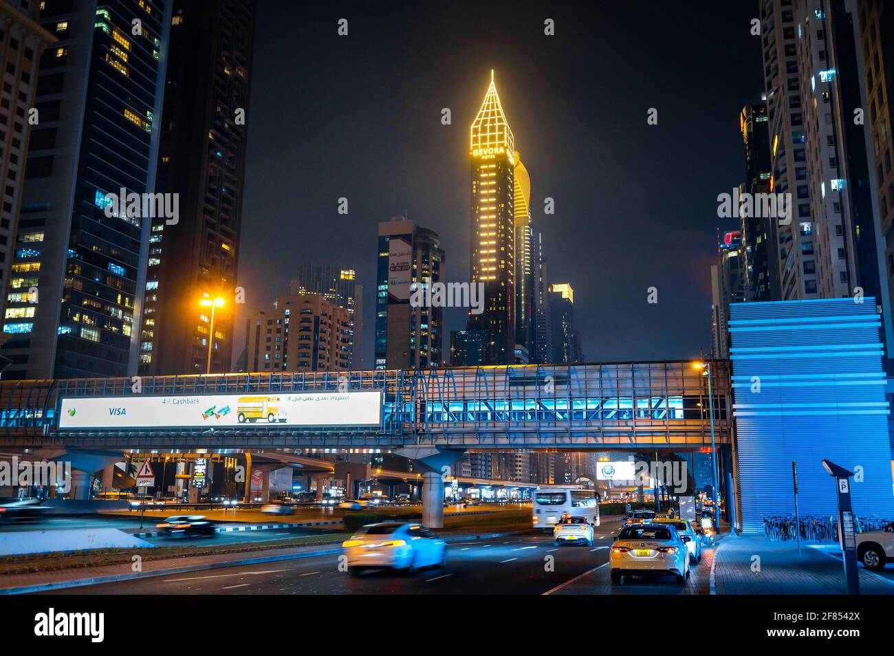 Dubai, Emirati Arabi Uniti - 31 marzo 2021: Centro di Dubai moderno skyline sopra Sheikh Zayed strada sulle autostrade più trafficate negli Emirati Arabi Uniti all'ora blu Foto Stock