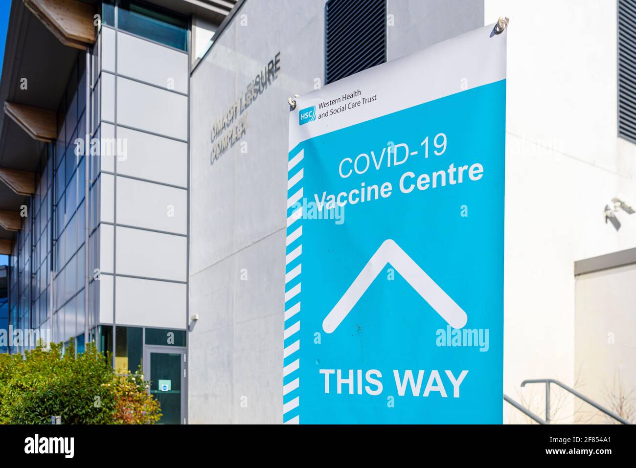 Segno che dirige i pazienti quando arrivano al centro di vaccinazione di massa Covid-19 presso l'Omagh Leisure Centre, Irlanda del Nord. Foto Stock