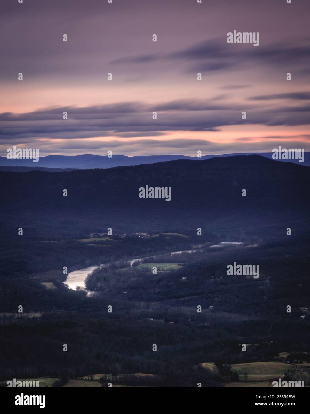 Il fiume Shenandoah serpeggia attraverso la Shenandoah Valley in Virginia, vista da Skyline Drive al tramonto. Foto Stock