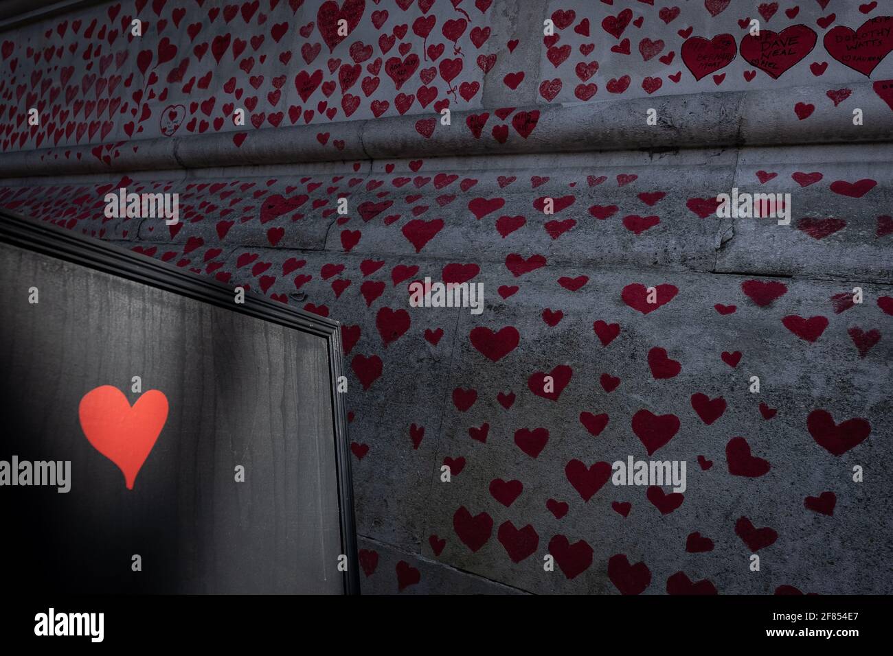 Coronavirus: National Covid Memorial Wall of Hearts, Westminster, Londra, Regno Unito. Foto Stock