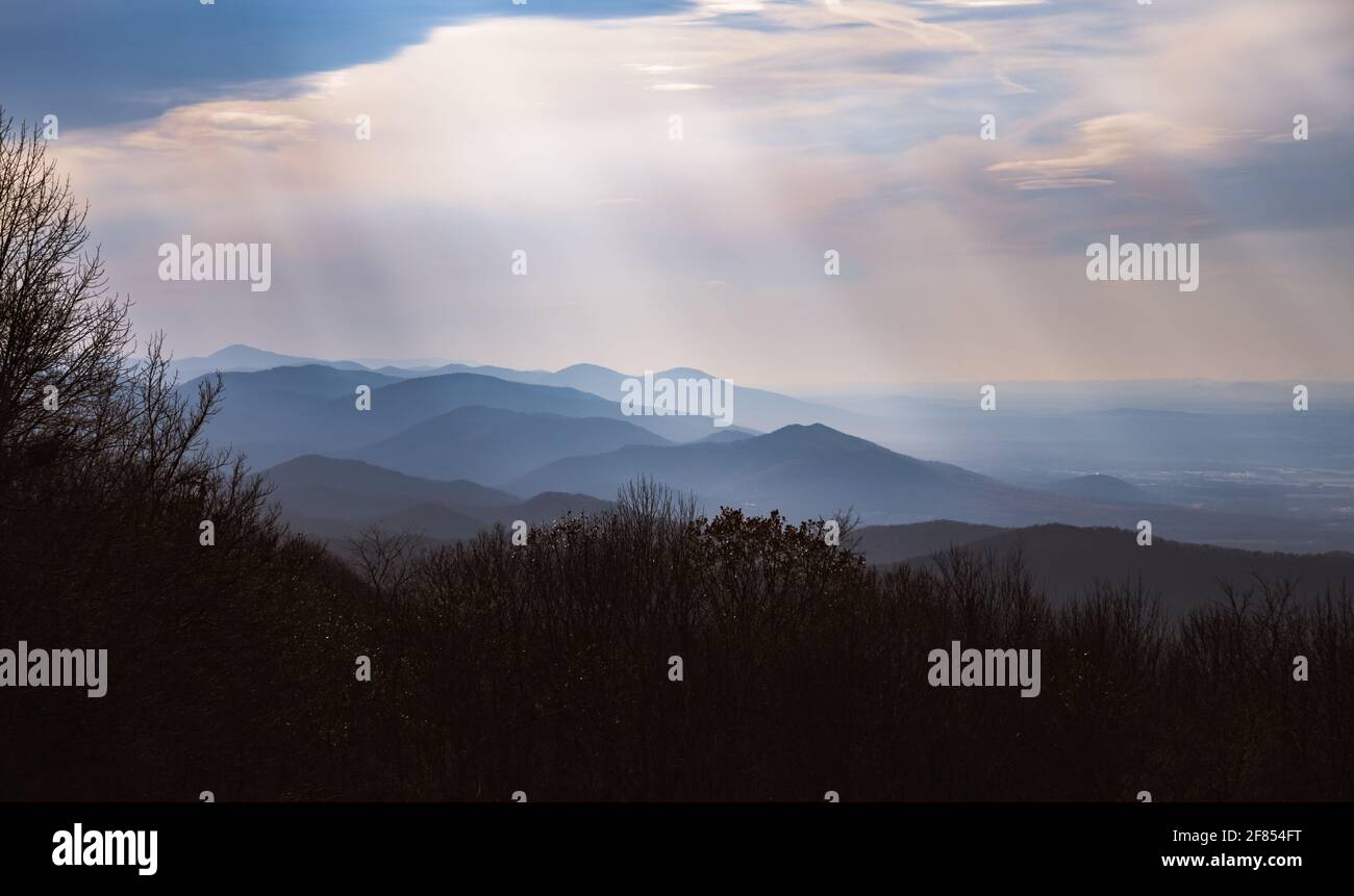 Raggi crepuscolari che brillano sulle Blue Ridge Mountains del Parco Nazionale di Shenandoah in Virginia. Foto Stock
