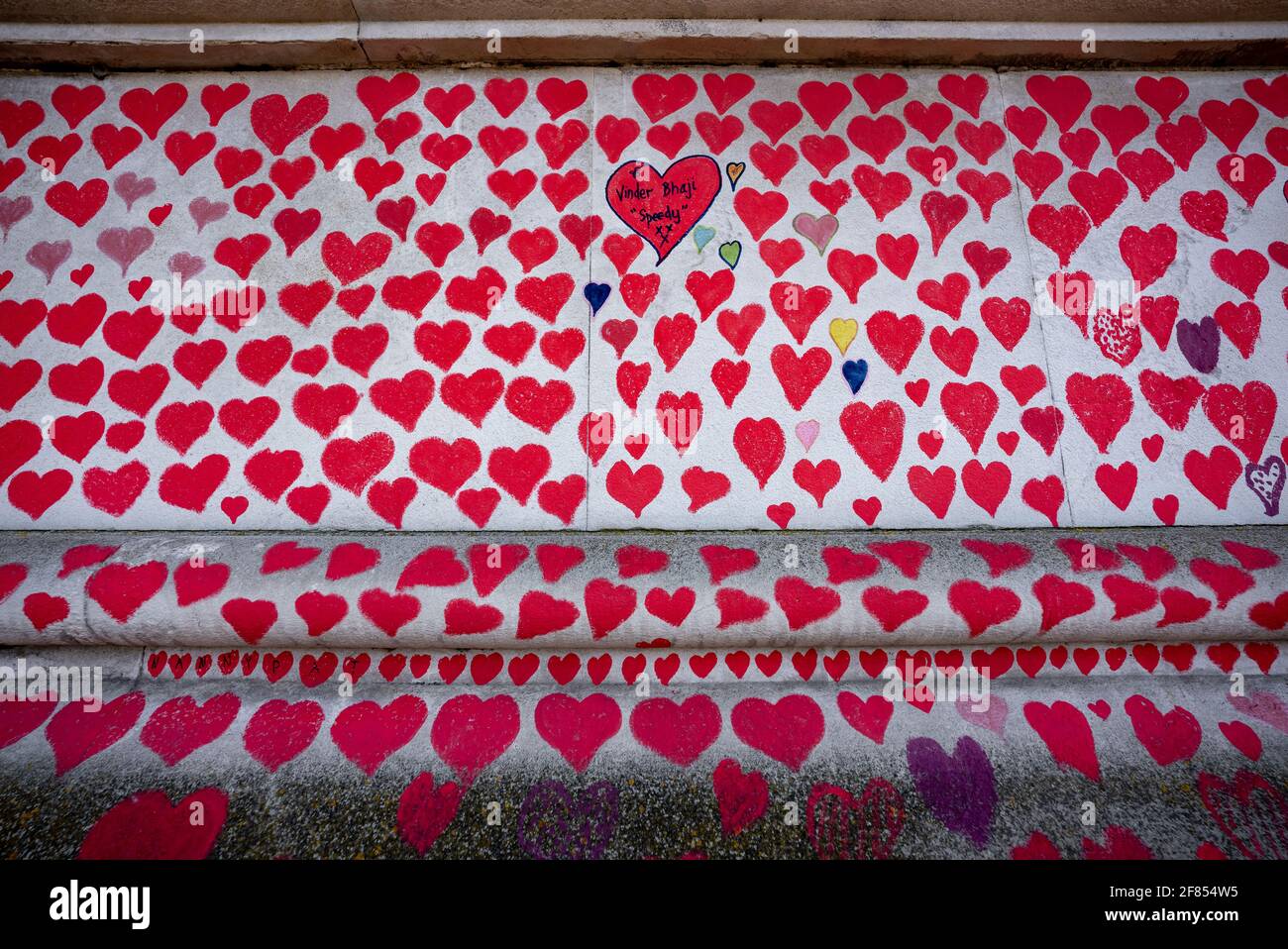 Coronavirus: National Covid Memorial Wall of Hearts, Westminster, Londra, Regno Unito. Foto Stock