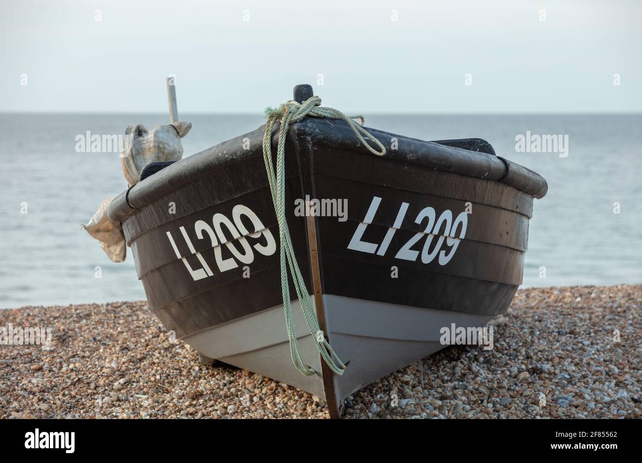 Primo piano di una piccola barca da pesca sulla spiaggia. Foto Stock