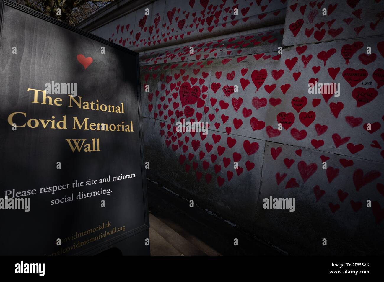 Coronavirus: National Covid Memorial Wall of Hearts, Westminster, Londra, Regno Unito. Foto Stock
